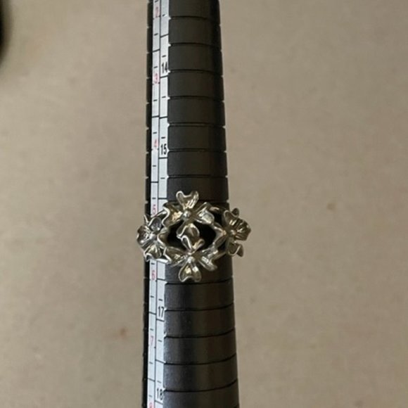 Antique Unique Open Flowers Adjustable Unmarked Silver Ring sits at a 5.5 - Picture 2 of 10